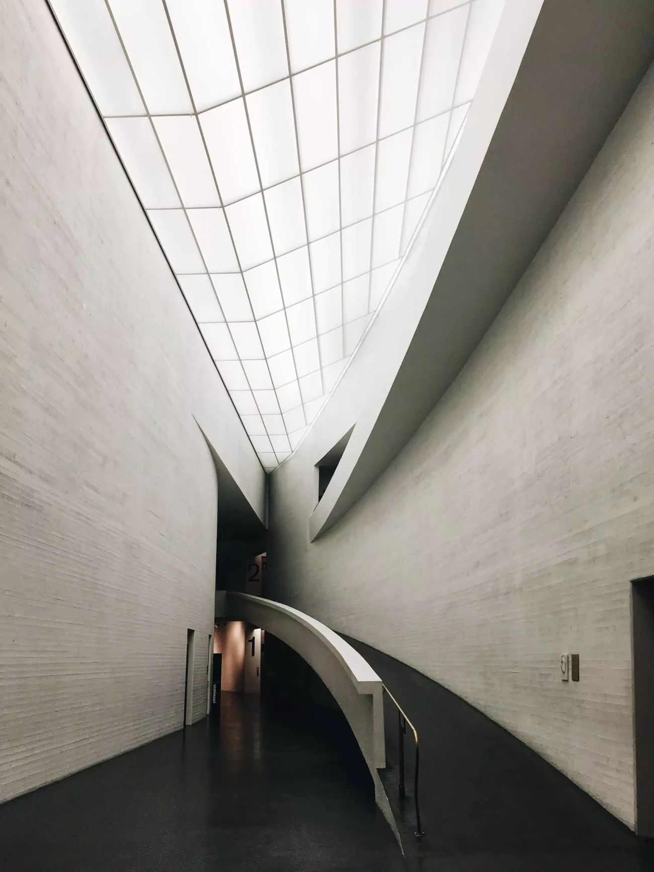 En ramp längs en böjd vägg i Kiasma-museet, Helsingfors, Finland